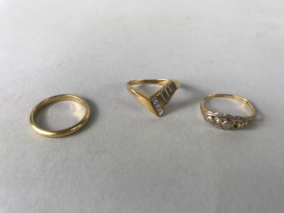 null Lot debris of three rings in 18k yellow gold topped with white stones. PB :...