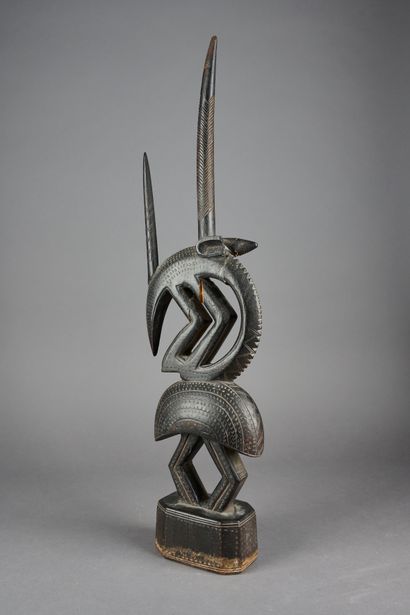 null MALI, Bambara.

Sculpture antilpope et oryctérope. 

Haut. : env 60cm. 

(En...