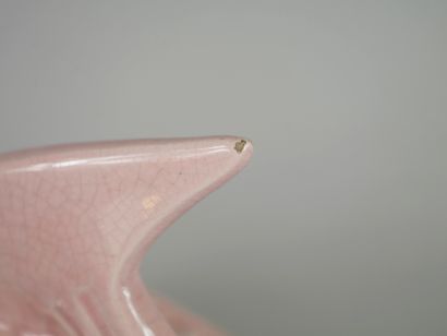 null Fish in pink cracked ceramic. 

Height: 30cm. Larg.40cm. 

A basket, a fish...