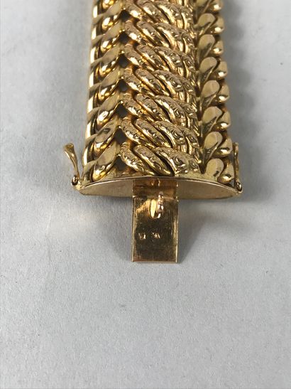 null Bracelet in 18k yellow gold with interlaced mesh. 

Work of the 1960s. 

Weight...