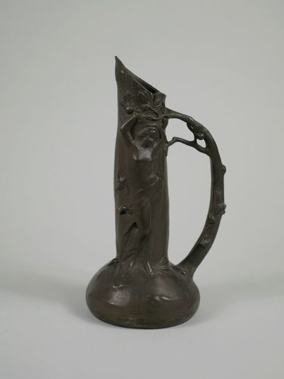 null Elsie Ward HERING (1872-1923). 

Pewter pitcher of tubular form with flattened...