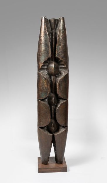 null AFRICA XXth century. 

Metal sculpture representing women and men. 

Height:...