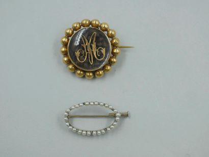 null Broche de deuil en or jaune 18k, médaillon garni de cheveux tressés orné de...