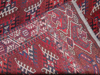 null Fin et ancien tapis Yomouth Boukhara, à semis de crochets stylisés.

Fin XIXème...