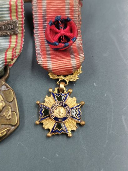 null Lots de médailles miniatures des guerres 1914/1918 et 1939/1945 dont : 

- Médaille...
