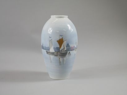 null Vase balustre en porcelaine bleue représentant une ville portuaire.

Cachet...