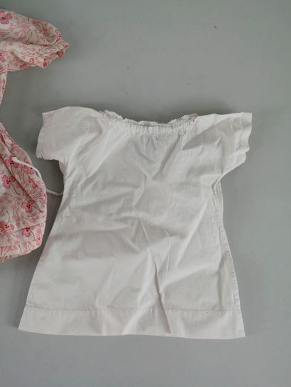 null Lot including: - White shirt with small sleeve, neckline highlighted with lace,...
