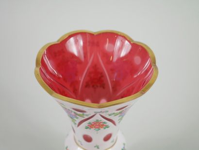 null Set of vases in pink opaline with flowers. 

Height : 22,5 22,5; 21 and 14c...
