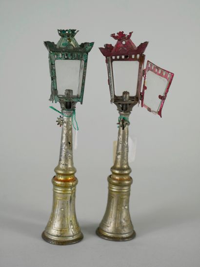 null Two miniature street lamps in metal. H : 16cm
