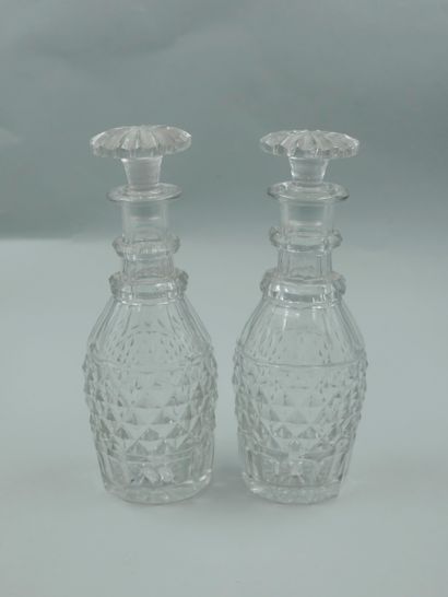 null BACCARAT. 

Pair of crystal carafes with diamond point design and their stopper....