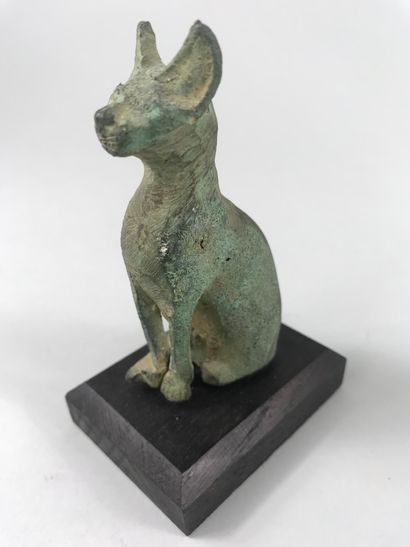 null Cat Goddess Bastet in bronze.

Saite style.

Height. 9,5cm.
