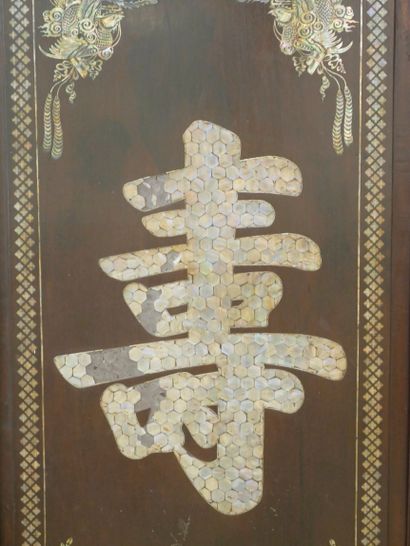 null CHINA, 20th century. 

Suite of three wooden panels inlaid with mother-of-pearl....