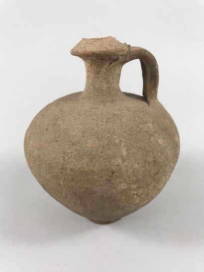 null Fine terracotta vase with handle.

Roman period.II-Ist century AD.

Height....