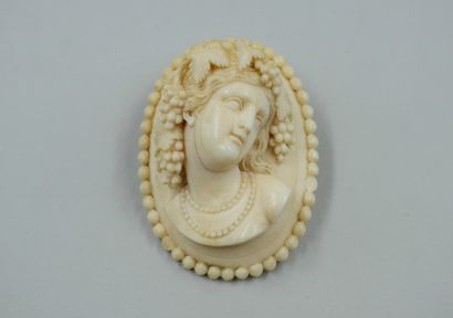 null 
Cameo brooch. Representing a woman haloed by vine branches. 




XIXth century.




Height:...