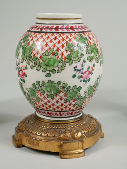 null Lot including : 

- CHINA 20th century. Small porcelain vase decorated with...