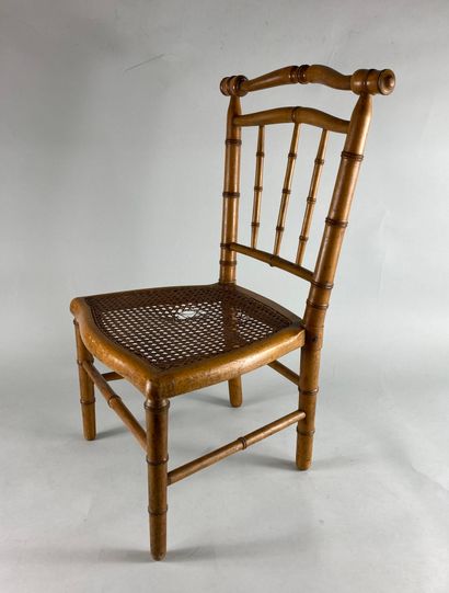 null Chaise d’enfant, assise canée accidentée. XIXème siècle H : 63cm