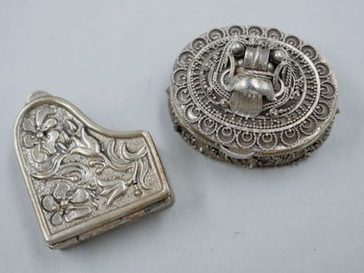 null Lot including two silver boxes, one in the shape of piano. Weight: 39gr. Four...