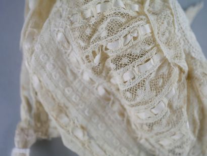 null Bonnet probably baptism in lace and satin ribbon. XIXéme siécle.