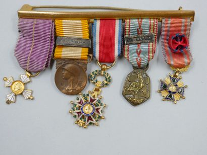 null Lots de médailles miniatures des guerres 1914/1918 et 1939/1945 dont : 

- Médaille...