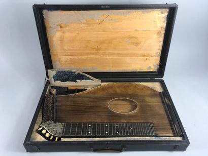 null AKKORD zither. Mounted in strings. In its cardboard box. (Good condition).