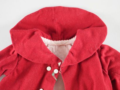 null Petit manteau en flannelle rouge boutonné et col rond. Bon état. H : 49cm
