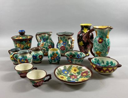 null VALLAURIS. 

Important lot of ceramics including about 30 pieces: vases, pitchers,...