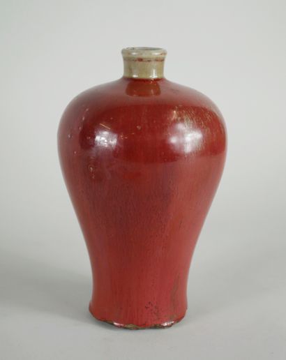 null Porcelain and oxblood enamel meiping vase 

Stamp under the base 

H. 20,5 cm....