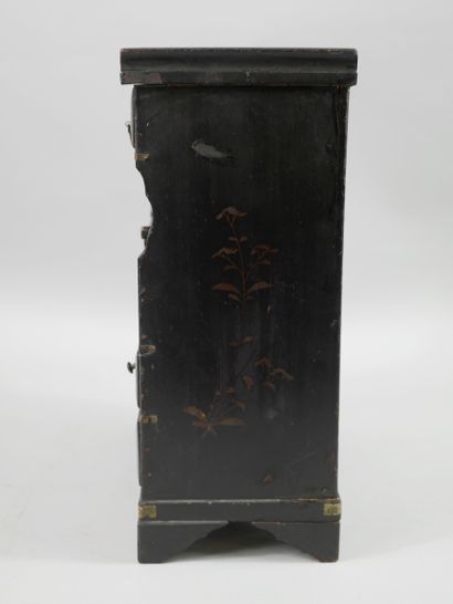 null CHINA 20th century.

Small cabinet with drawers in painted wood decorated with...