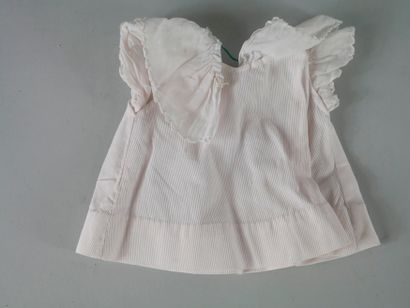 null Sleeveless shirt with round neck buttoned at the back. Stains. H : 20cm