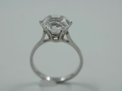 null Ring in 18k white gold topped by a round white spinel of 4.50cts. 

Hallmarked...