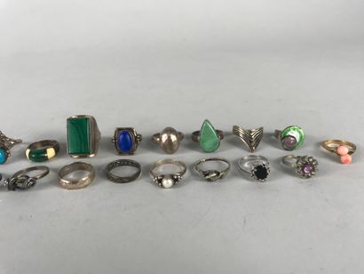 null Lot of silver and metal rings decorated with malachite, turquoise, onyx, enamel...