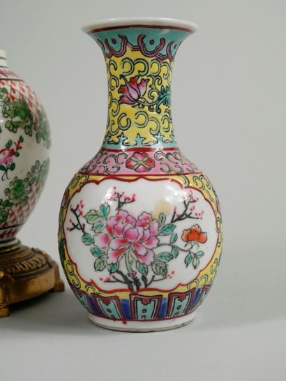 null Lot comprenant : 

- CHINE XXè siècle. Petit vase en porcelaine à décor de fleurs...
