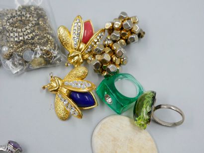 null Lot of costume jewelry and colored stones including brooches, necklaces, earrings,...