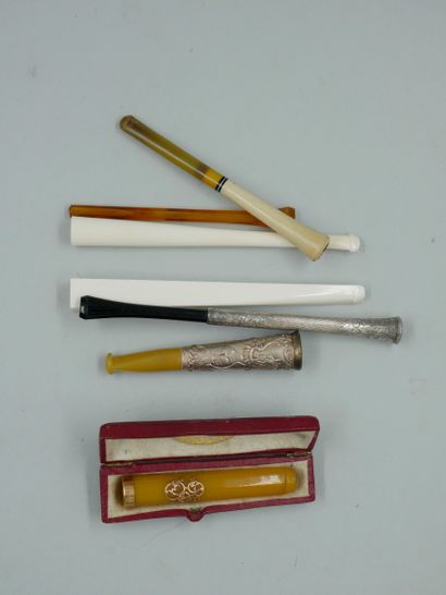 null Lot of cigarette holders including one set in 18K yellow gold, one in silver,...