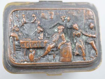 null Lot : 

- Boîte en métal argenté représentant une scène de taverne en bas relief...