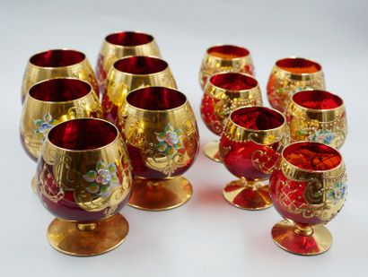 null MURANO. 

Service in red glass with gilded decoration including 6 champagne...