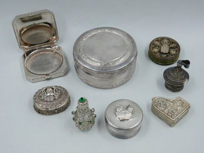 null Lot including two silver boxes, one in the shape of piano. Weight: 39gr. Four...