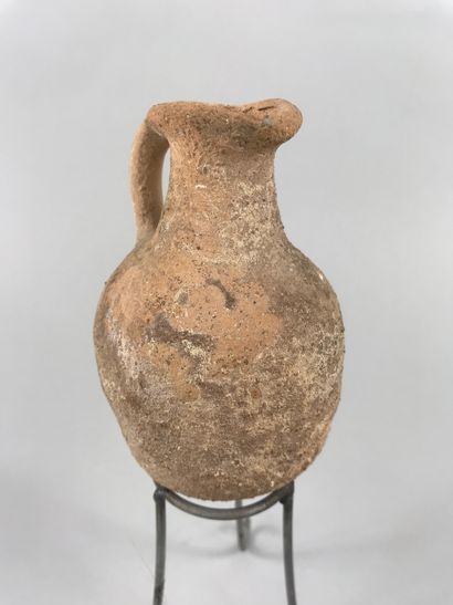 null Terracotta vase with handle.

Greco-Roman period IV-Ist century AD.

Height...