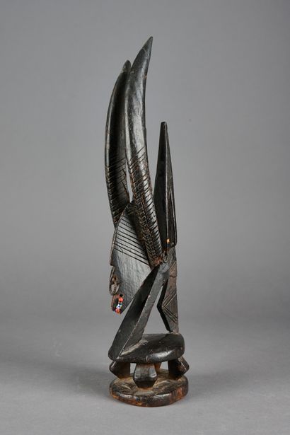 null MALI, Bambara. 

Antilope Tiwara en bois sculpté, ornée d'anneaux en pétal et...