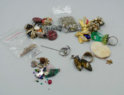 null Lot de bijoux fantaisie et pierres de couleur dont broches, colliers, boucles...