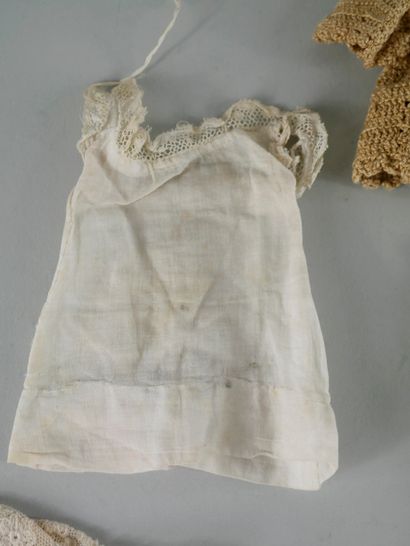 null Lot comprenant : un petit ensemble en coton blanc taché panti et chemise + chemise...