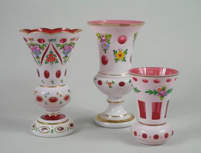 null Set of vases in pink opaline with flowers. 

Height : 22,5 22,5; 21 and 14c...