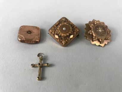 null Lot of antique gilt metal brooches with flower motifs. A small gilded metal...