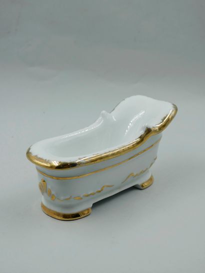 null Petite baignoire en porcelaine blanche et dorée, éditée par la Manufacture des...