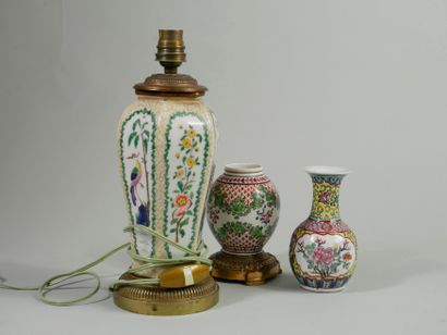 null Lot including : 

- CHINA 20th century. Small porcelain vase decorated with...