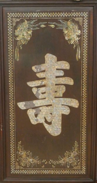 null CHINA, 20th century. 

Suite of three wooden panels inlaid with mother-of-pearl....