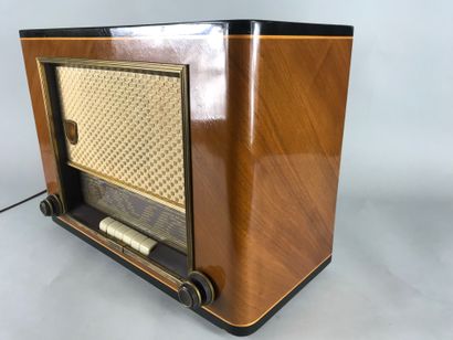 null RADIOLA. Antique radio set. 

Height: 36 cm. Width: 51cm.

(In the state)