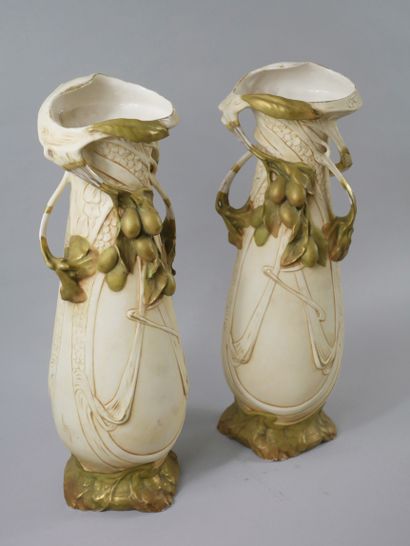 null Paire de grands vases balustre en porcelaine à fond crème patinée vert et or...