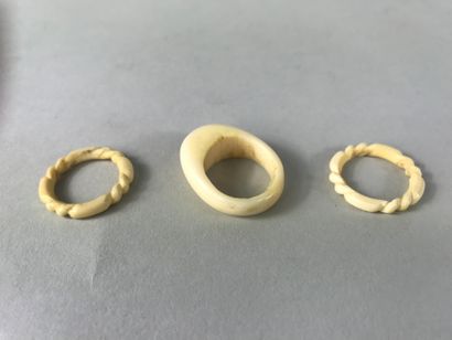 null 
LOT WITHDRAWN FROM THE SALE / Lot of three ivory rings, two with twisted d...