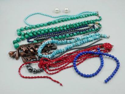 null Lot of necklaces made of malachite, hematite, lapis lazuli, glass, etc. 

A...